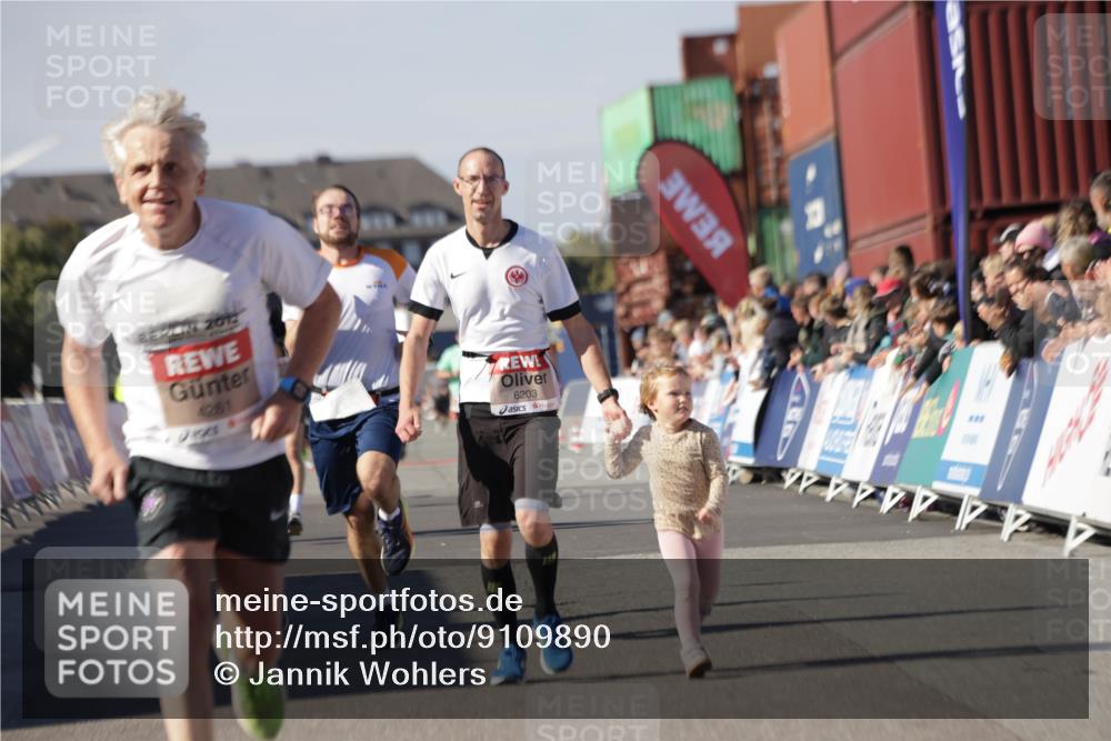 03.10.2025 - Köhlbrandbrückenlauf Jannik Wohlers http://msf.ph/oto/9109890 03.10.2025 13:00:07 Ziel 4020, 4192, 4261, 4319, 6097, 6203, 6368, 6798 meine-sportfotos.de