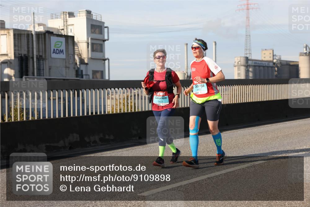 03.10.2025 - Köhlbrandbrückenlauf Lena Gebhardt http://msf.ph/oto/9109898 03.10.2025 10:14:49 Position 2 3413, 3412 meine-sportfotos.de