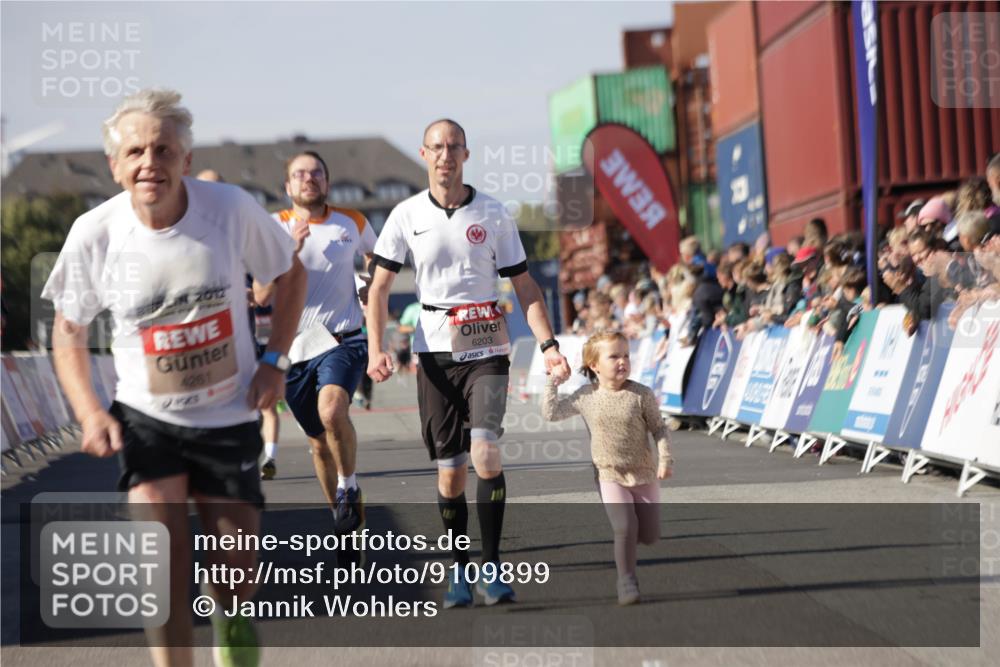 03.10.2025 - Köhlbrandbrückenlauf Jannik Wohlers http://msf.ph/oto/9109899 03.10.2025 13:00:08 Ziel 4020, 4192, 4261, 4319, 6097, 6203, 6368, 6798 meine-sportfotos.de