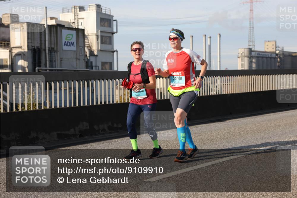 03.10.2025 - Köhlbrandbrückenlauf Lena Gebhardt http://msf.ph/oto/9109910 03.10.2025 10:14:49 Position 2 3413, 3412 meine-sportfotos.de