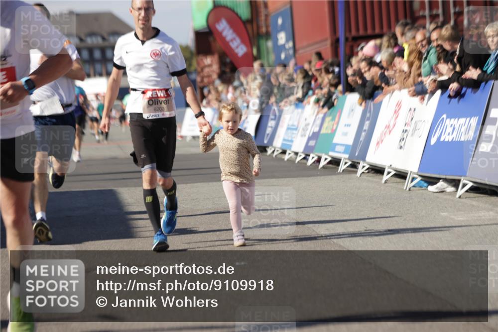 03.10.2025 - Köhlbrandbrückenlauf Jannik Wohlers http://msf.ph/oto/9109918 03.10.2025 13:00:08 Ziel 4020, 4192, 4261, 4319, 6097, 6203, 6368, 6798 meine-sportfotos.de