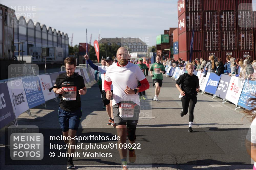 03.10.2025 - Köhlbrandbrückenlauf Jannik Wohlers http://msf.ph/oto/9109922 03.10.2025 13:29:54 Ziel 4714, 4825, 5119, 5120, 5260, 5333, 5369, 5574, 5587, 5621, 5930, 5944, 6066, 6234, 6570, 6698 meine-sportfotos.de