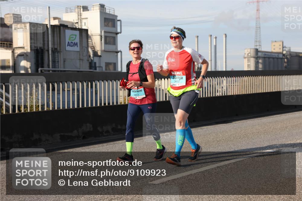 03.10.2025 - Köhlbrandbrückenlauf Lena Gebhardt http://msf.ph/oto/9109923 03.10.2025 10:14:49 Position 2 3413, 3412 meine-sportfotos.de