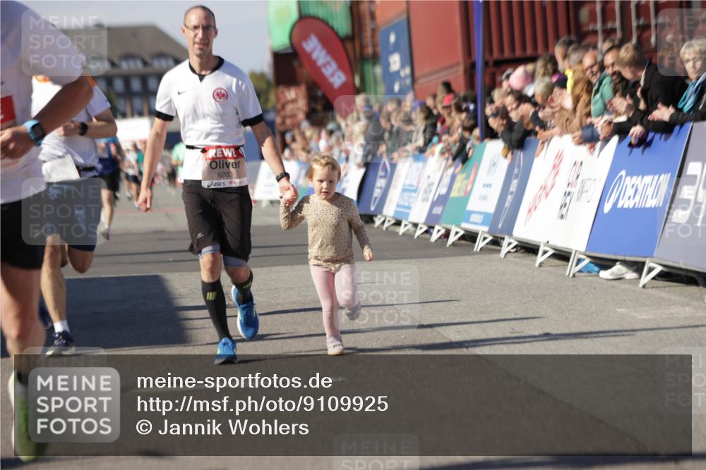 03.10.2025 - Köhlbrandbrückenlauf Jannik Wohlers http://msf.ph/oto/9109925 03.10.2025 13:00:08 Ziel 4020, 4192, 4261, 4319, 6097, 6203, 6368, 6798 meine-sportfotos.de