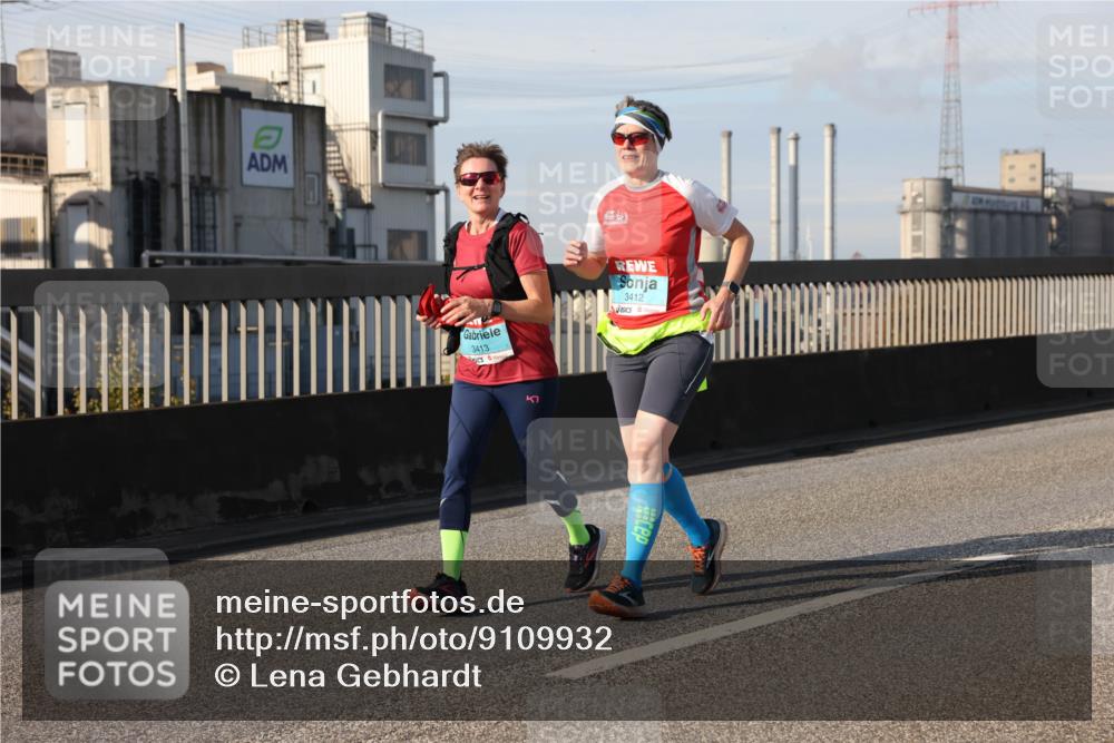 03.10.2025 - Köhlbrandbrückenlauf Lena Gebhardt http://msf.ph/oto/9109932 03.10.2025 10:14:49 Position 2 3413, 3412 meine-sportfotos.de