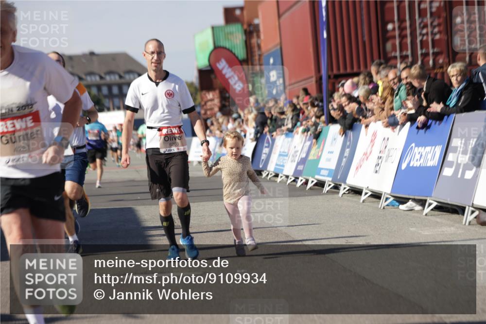 03.10.2025 - Köhlbrandbrückenlauf Jannik Wohlers http://msf.ph/oto/9109934 03.10.2025 13:00:08 Ziel 4020, 4192, 4261, 4319, 6097, 6203, 6368, 6798 meine-sportfotos.de
