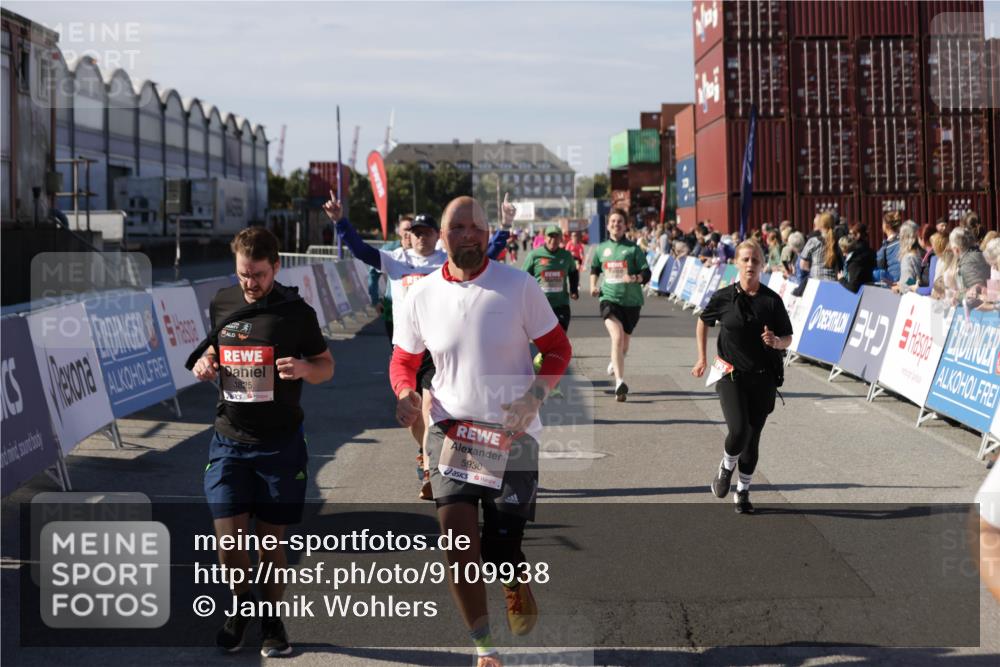 03.10.2025 - Köhlbrandbrückenlauf Jannik Wohlers http://msf.ph/oto/9109938 03.10.2025 13:29:54 Ziel 4714, 4825, 5119, 5120, 5260, 5333, 5369, 5574, 5587, 5621, 5930, 5944, 6066, 6234, 6570, 6698 meine-sportfotos.de