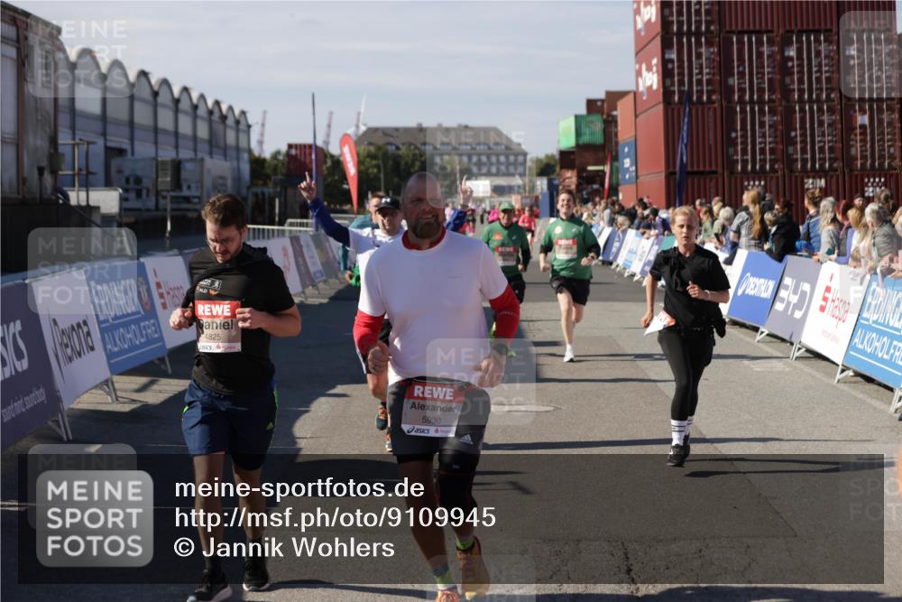 03.10.2025 - Köhlbrandbrückenlauf Jannik Wohlers http://msf.ph/oto/9109945 03.10.2025 13:29:54 Ziel 4714, 4825, 5119, 5120, 5260, 5333, 5369, 5574, 5587, 5621, 5930, 5944, 6066, 6234, 6570, 6698 meine-sportfotos.de