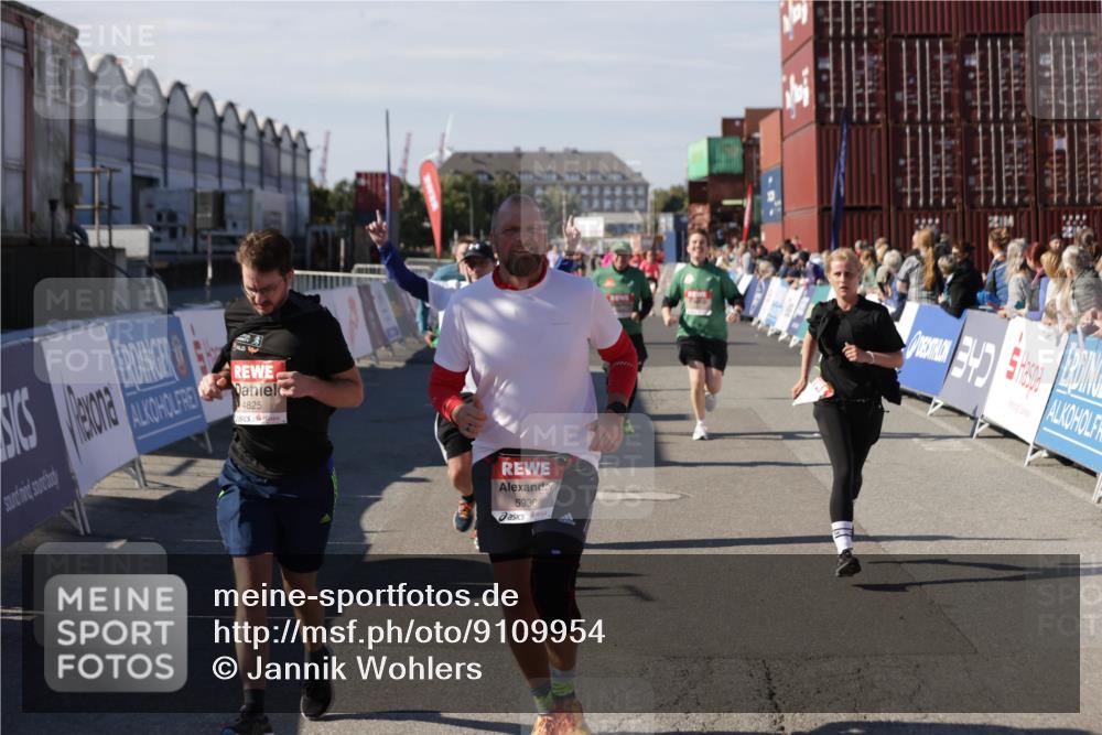03.10.2025 - Köhlbrandbrückenlauf Jannik Wohlers http://msf.ph/oto/9109954 03.10.2025 13:29:54 Ziel 4714, 4825, 5119, 5120, 5260, 5333, 5369, 5574, 5587, 5621, 5930, 5944, 6066, 6234, 6570, 6698 meine-sportfotos.de