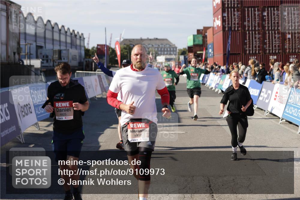 03.10.2025 - Köhlbrandbrückenlauf Jannik Wohlers http://msf.ph/oto/9109973 03.10.2025 13:29:54 Ziel 4714, 4825, 5119, 5120, 5260, 5333, 5369, 5574, 5587, 5621, 5930, 5944, 6066, 6234, 6570, 6698 meine-sportfotos.de