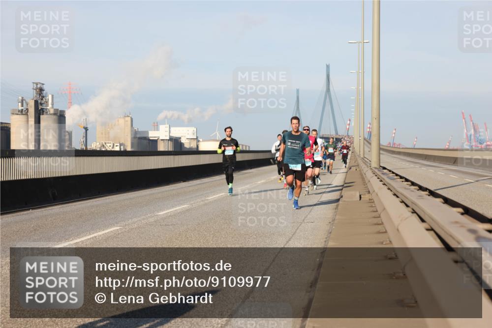03.10.2025 - Köhlbrandbrückenlauf Lena Gebhardt http://msf.ph/oto/9109977 03.10.2025 09:41:28 Position 2  meine-sportfotos.de