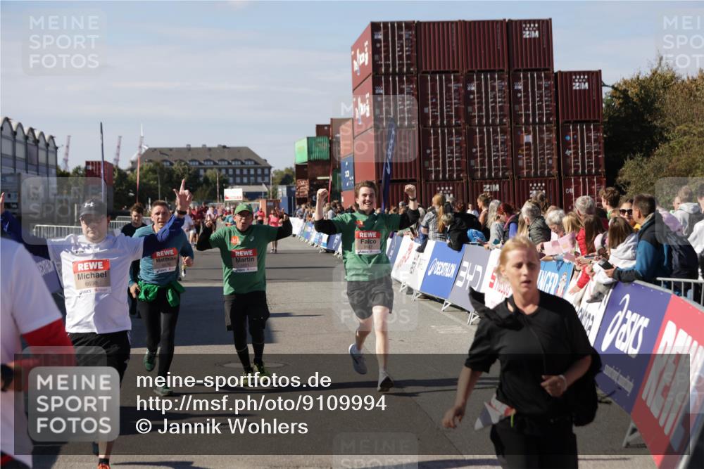 03.10.2025 - Köhlbrandbrückenlauf Jannik Wohlers http://msf.ph/oto/9109994 03.10.2025 13:29:56 Ziel 4714, 4825, 5260, 5333, 5369, 5574, 5587, 5621, 5930, 5944, 6066, 6234, 6570, 6698 meine-sportfotos.de