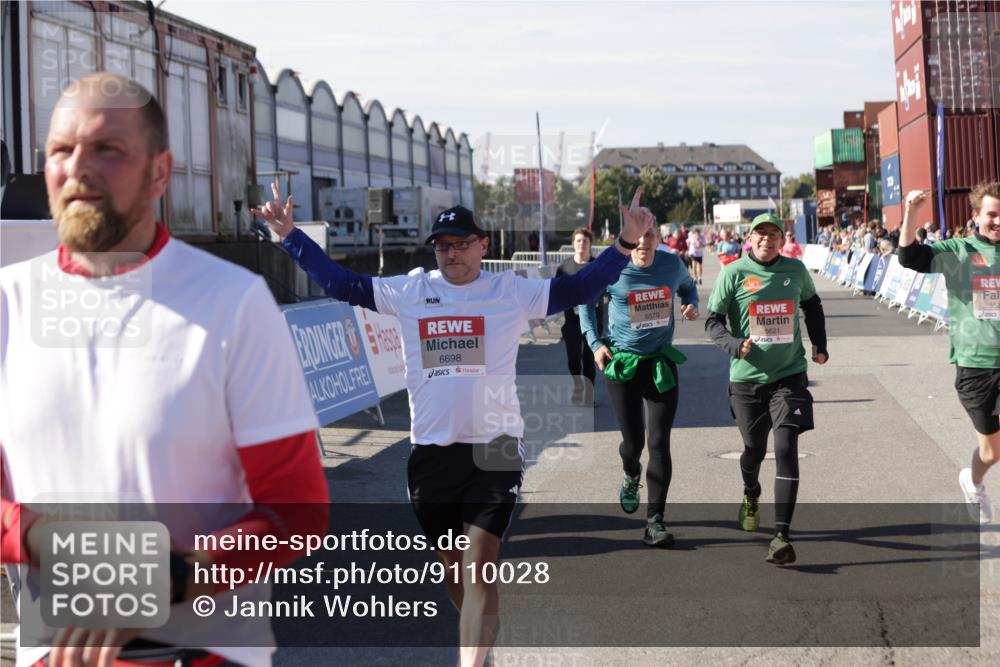 03.10.2025 - Köhlbrandbrückenlauf Jannik Wohlers http://msf.ph/oto/9110028 03.10.2025 13:29:56 Ziel 4714, 4825, 5260, 5333, 5369, 5574, 5587, 5621, 5930, 5944, 6066, 6234, 6570, 6698 meine-sportfotos.de
