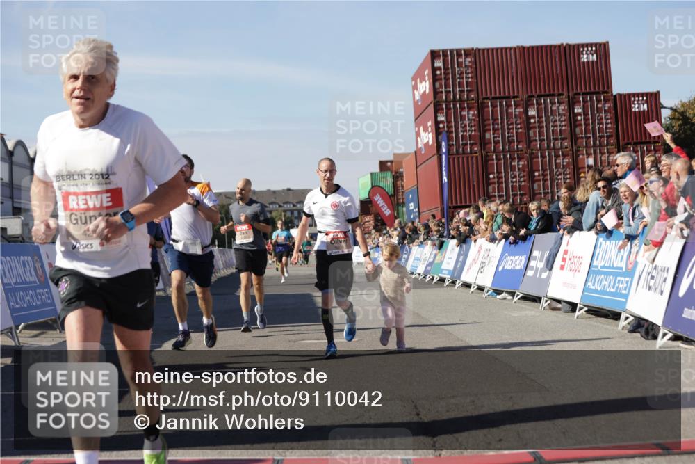 03.10.2025 - Köhlbrandbrückenlauf Jannik Wohlers http://msf.ph/oto/9110042 03.10.2025 13:00:09 Ziel 4020, 4192, 4261, 4319, 6097, 6203, 6368, 6798 meine-sportfotos.de