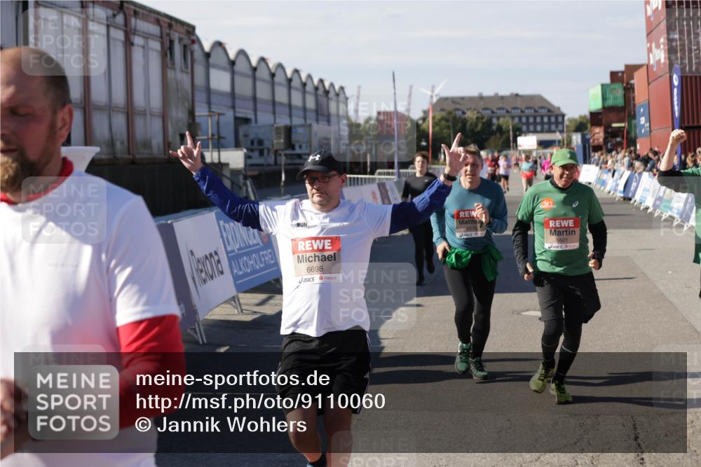 03.10.2025 - Köhlbrandbrückenlauf Jannik Wohlers http://msf.ph/oto/9110060 03.10.2025 13:29:57 Ziel 4714, 4825, 5260, 5333, 5369, 5574, 5587, 5621, 5930, 5944, 6066, 6234, 6570, 6698 meine-sportfotos.de