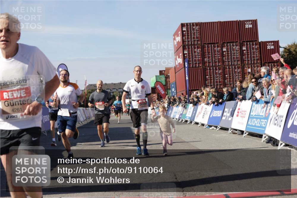 03.10.2025 - Köhlbrandbrückenlauf Jannik Wohlers http://msf.ph/oto/9110064 03.10.2025 13:00:10 Ziel 4020, 4192, 4261, 4319, 6097, 6203, 6368, 6798 meine-sportfotos.de