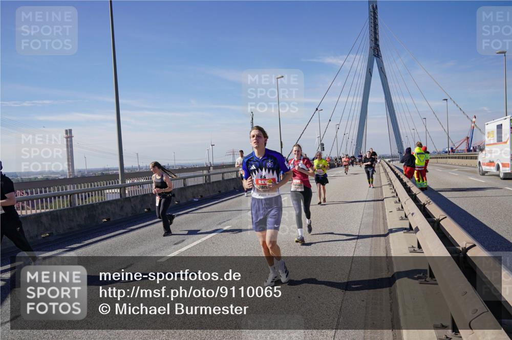 03.10.2025 - Köhlbrandbrückenlauf Michael Burmester http://msf.ph/oto/9110065 03.10.2025 12:52:27 Position 2 5812 meine-sportfotos.de