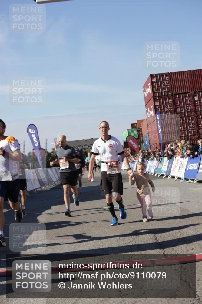 03.10.2025 - Köhlbrandbrückenlauf Jannik Wohlers http://msf.ph/oto/9110079 03.10.2025 13:00:10 Ziel 4020, 4192, 4261, 4319, 6097, 6203, 6368, 6798 meine-sportfotos.de