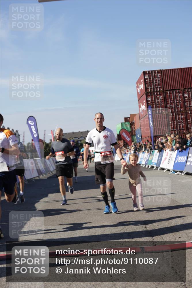 03.10.2025 - Köhlbrandbrückenlauf Jannik Wohlers http://msf.ph/oto/9110087 03.10.2025 13:00:10 Ziel 4020, 4192, 4261, 4319, 6097, 6203, 6368, 6798 meine-sportfotos.de