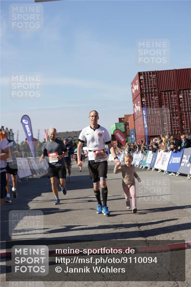 03.10.2025 - Köhlbrandbrückenlauf Jannik Wohlers http://msf.ph/oto/9110094 03.10.2025 13:00:10 Ziel 4020, 4192, 4261, 4319, 6097, 6203, 6368, 6798 meine-sportfotos.de