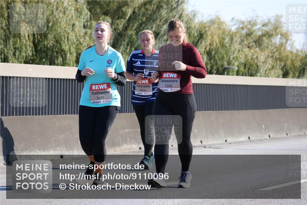 03.10.2025 - Köhlbrandbrückenlauf Strokosch-Dieckow http://msf.ph/oto/9110096 03.10.2025 12:27:16 Position 3 5499, 5819, 5559 meine-sportfotos.de