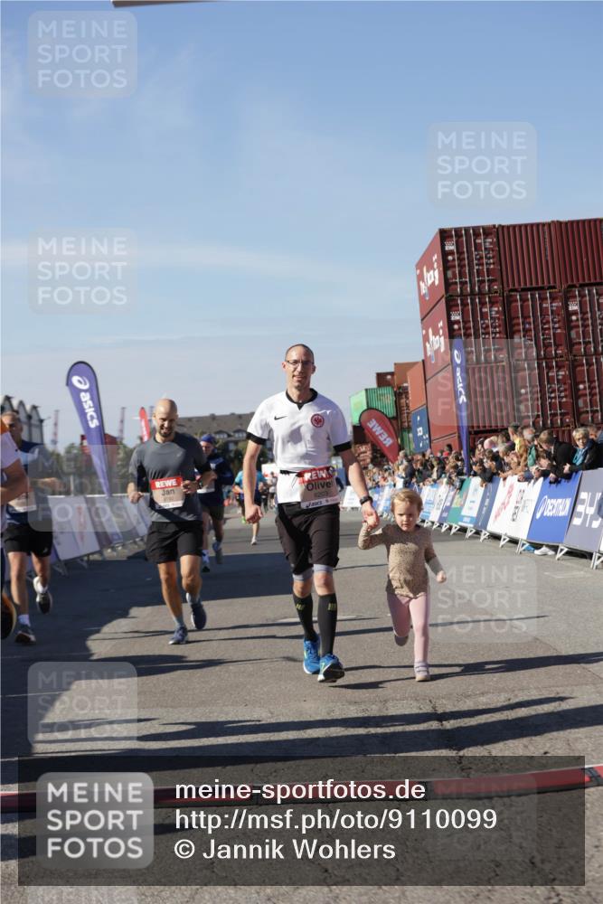 03.10.2025 - Köhlbrandbrückenlauf Jannik Wohlers http://msf.ph/oto/9110099 03.10.2025 13:00:10 Ziel 4020, 4192, 4261, 4319, 6097, 6203, 6368, 6798 meine-sportfotos.de