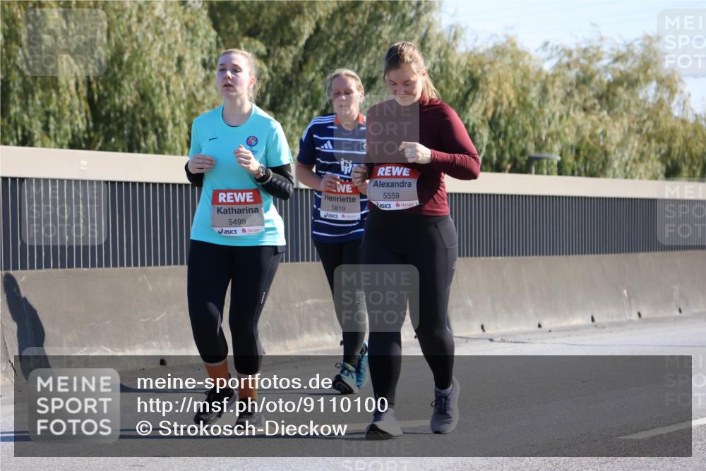 03.10.2025 - Köhlbrandbrückenlauf Strokosch-Dieckow http://msf.ph/oto/9110100 03.10.2025 12:27:16 Position 3 5499, 5819, 5559 meine-sportfotos.de