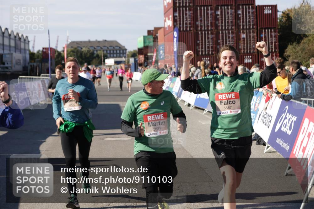 03.10.2025 - Köhlbrandbrückenlauf Jannik Wohlers http://msf.ph/oto/9110103 03.10.2025 13:29:57 Ziel 4714, 4825, 5260, 5333, 5369, 5574, 5587, 5621, 5930, 5944, 6066, 6234, 6570, 6698 meine-sportfotos.de
