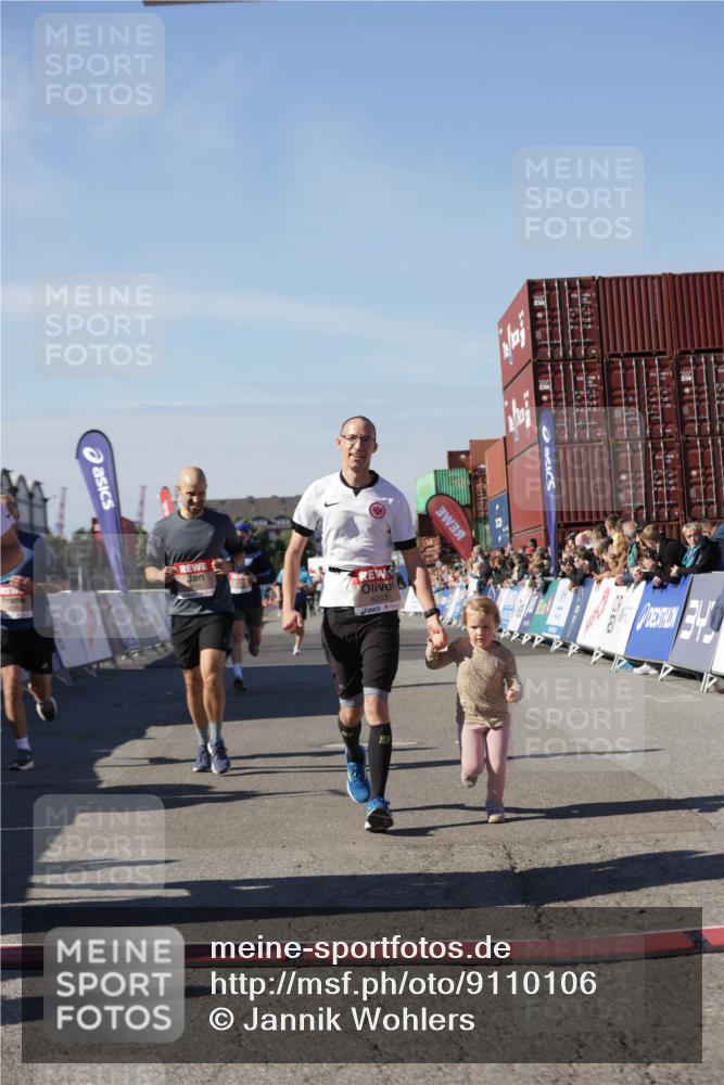 03.10.2025 - Köhlbrandbrückenlauf Jannik Wohlers http://msf.ph/oto/9110106 03.10.2025 13:00:10 Ziel 4020, 4192, 4261, 4319, 6097, 6203, 6368, 6798 meine-sportfotos.de