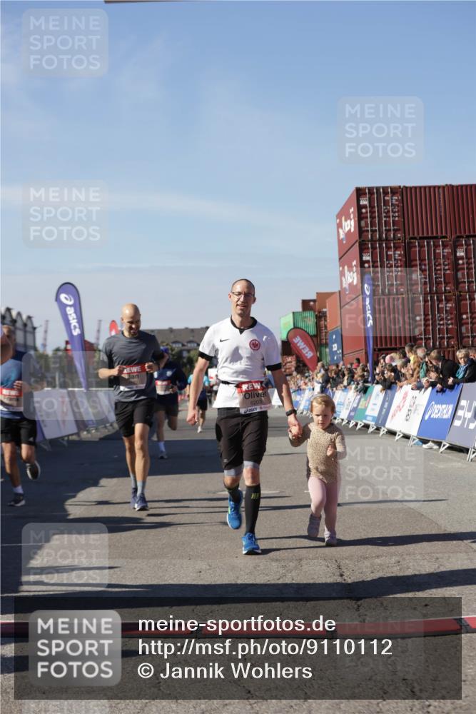 03.10.2025 - Köhlbrandbrückenlauf Jannik Wohlers http://msf.ph/oto/9110112 03.10.2025 13:00:10 Ziel 4020, 4192, 4261, 4319, 6097, 6203, 6368, 6798 meine-sportfotos.de