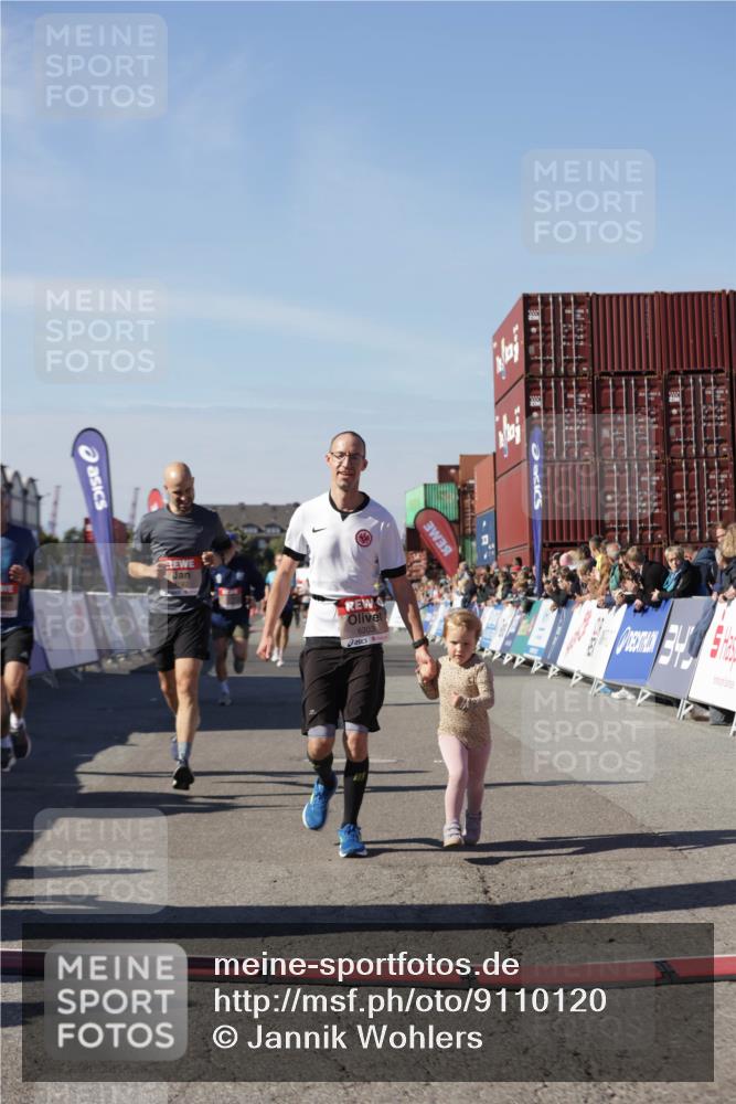 03.10.2025 - Köhlbrandbrückenlauf Jannik Wohlers http://msf.ph/oto/9110120 03.10.2025 13:00:11 Ziel 4020, 4192, 4261, 4319, 6097, 6203, 6368, 6760, 6798 meine-sportfotos.de