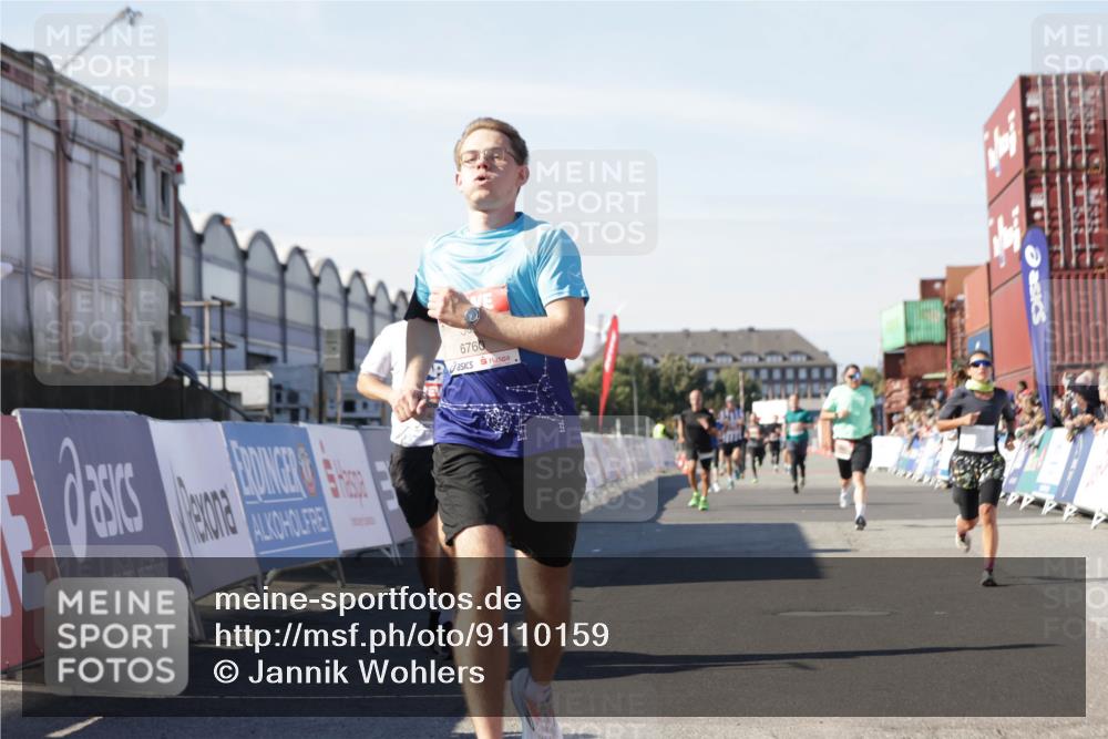 03.10.2025 - Köhlbrandbrückenlauf Jannik Wohlers http://msf.ph/oto/9110159 03.10.2025 13:00:17 Ziel 4020, 4192, 4250, 4261, 6097, 6203, 6236, 6707, 6760, 6798 meine-sportfotos.de