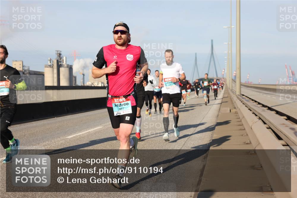 03.10.2025 - Köhlbrandbrückenlauf Lena Gebhardt http://msf.ph/oto/9110194 03.10.2025 09:41:33 Position 2 224, 961 meine-sportfotos.de