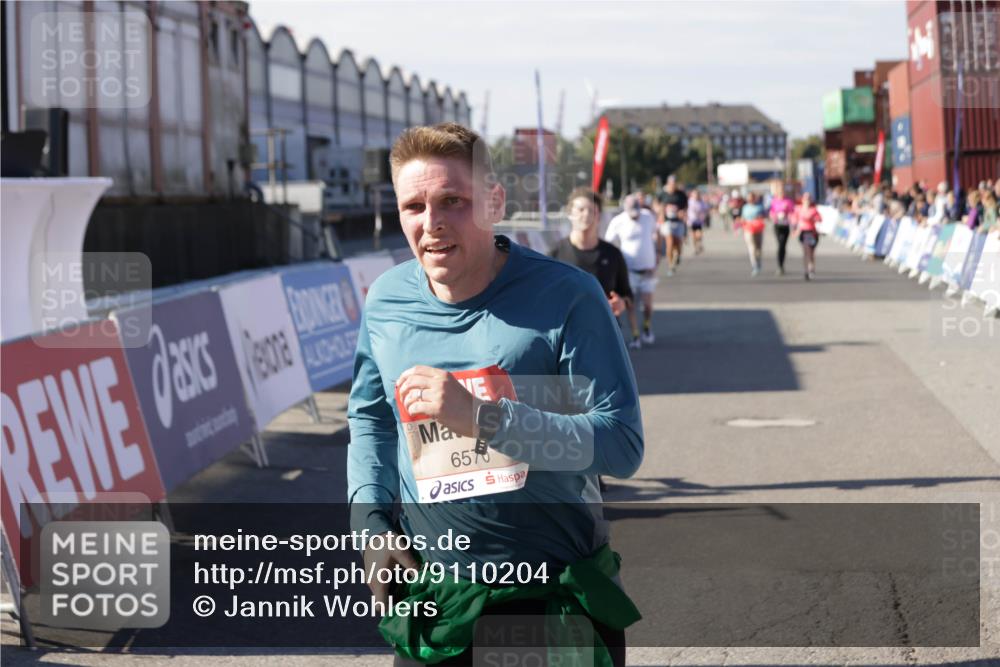 03.10.2025 - Köhlbrandbrückenlauf Jannik Wohlers http://msf.ph/oto/9110204 03.10.2025 13:29:59 Ziel 4459, 4714, 4825, 5369, 5587, 5621, 5930, 5944, 6066, 6234, 6570, 6698 meine-sportfotos.de