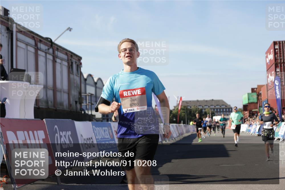 03.10.2025 - Köhlbrandbrückenlauf Jannik Wohlers http://msf.ph/oto/9110208 03.10.2025 13:00:18 Ziel 4020, 4192, 4250, 4261, 4275, 6097, 6203, 6236, 6707, 6760, 6798 meine-sportfotos.de