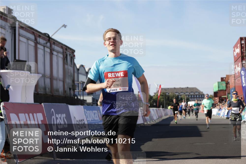 03.10.2025 - Köhlbrandbrückenlauf Jannik Wohlers http://msf.ph/oto/9110215 03.10.2025 13:00:18 Ziel 4020, 4192, 4250, 4261, 4275, 6097, 6203, 6236, 6707, 6760, 6798 meine-sportfotos.de
