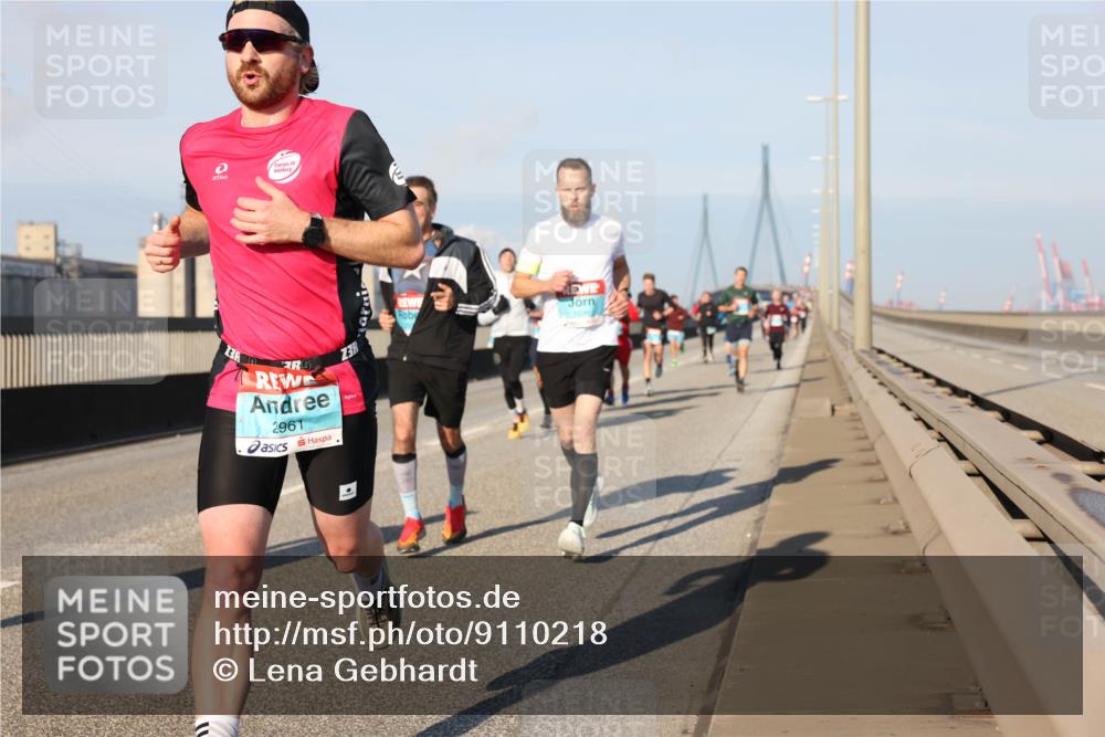 03.10.2025 - Köhlbrandbrückenlauf Lena Gebhardt http://msf.ph/oto/9110218 03.10.2025 09:41:33 Position 2 138, 2961, 3 meine-sportfotos.de
