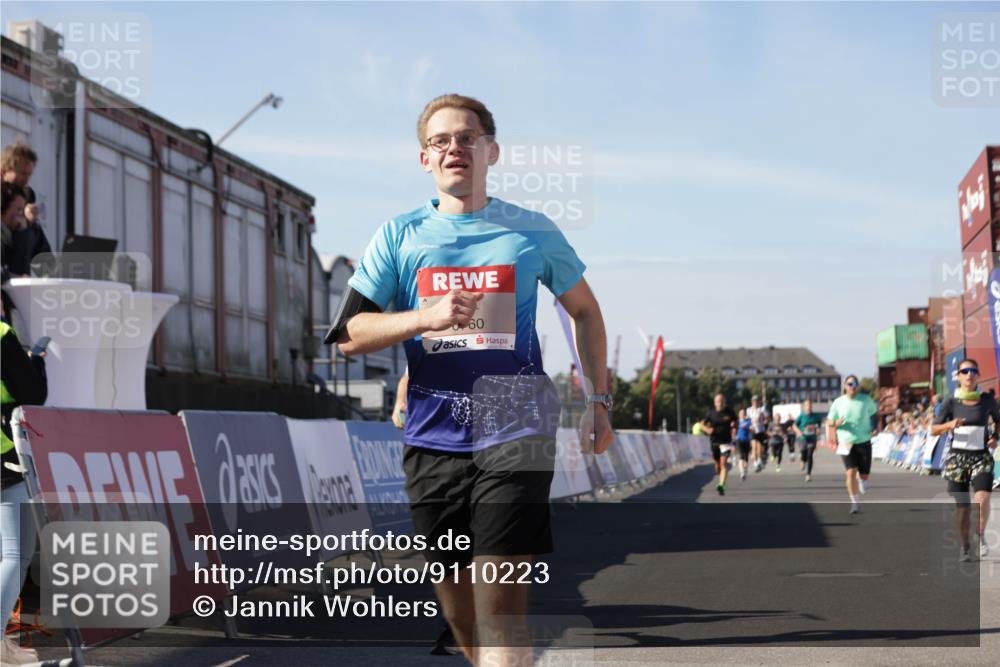 03.10.2025 - Köhlbrandbrückenlauf Jannik Wohlers http://msf.ph/oto/9110223 03.10.2025 13:00:18 Ziel 4020, 4192, 4250, 4261, 4275, 6097, 6203, 6236, 6707, 6760, 6798 meine-sportfotos.de