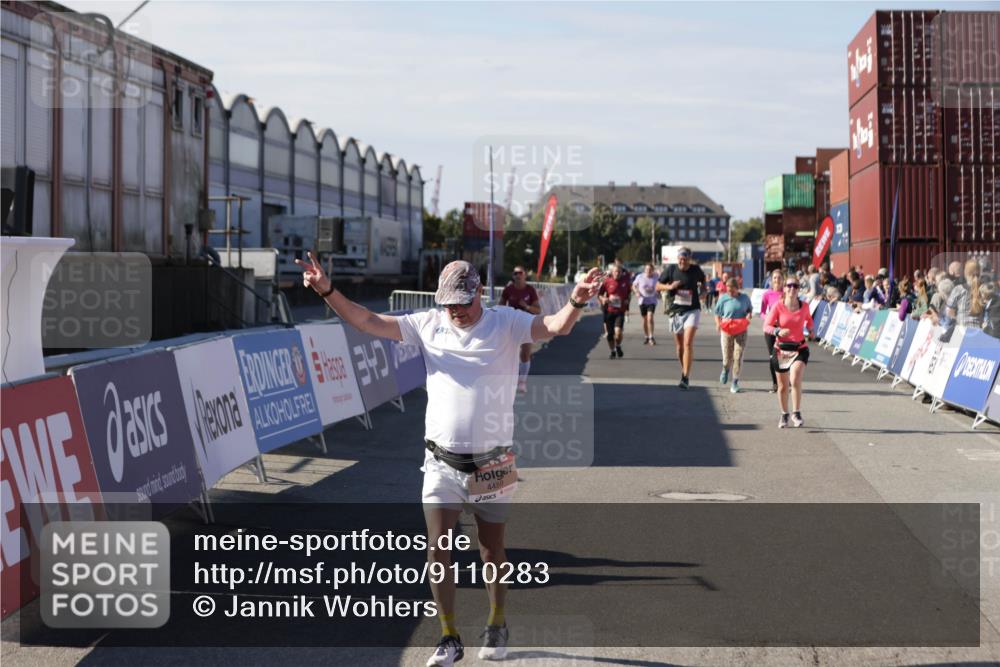 03.10.2025 - Köhlbrandbrückenlauf Jannik Wohlers http://msf.ph/oto/9110283 03.10.2025 13:30:04 Ziel 4459, 5369, 5398, 5587, 5621, 6234, 6570, 6698 meine-sportfotos.de