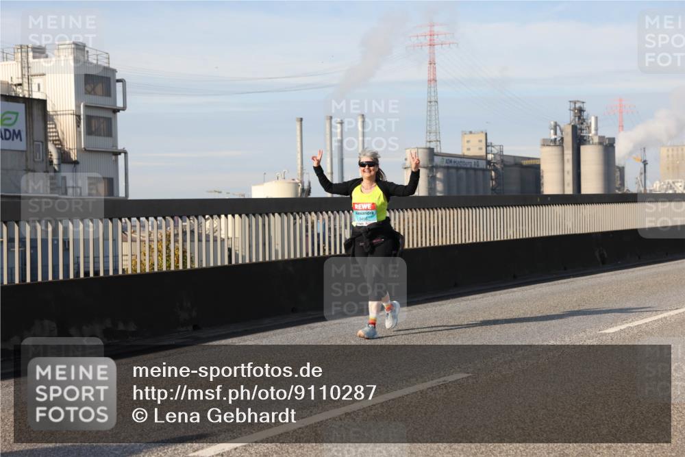 03.10.2025 - Köhlbrandbrückenlauf Lena Gebhardt http://msf.ph/oto/9110287 03.10.2025 10:14:59 Position 2 3456 meine-sportfotos.de