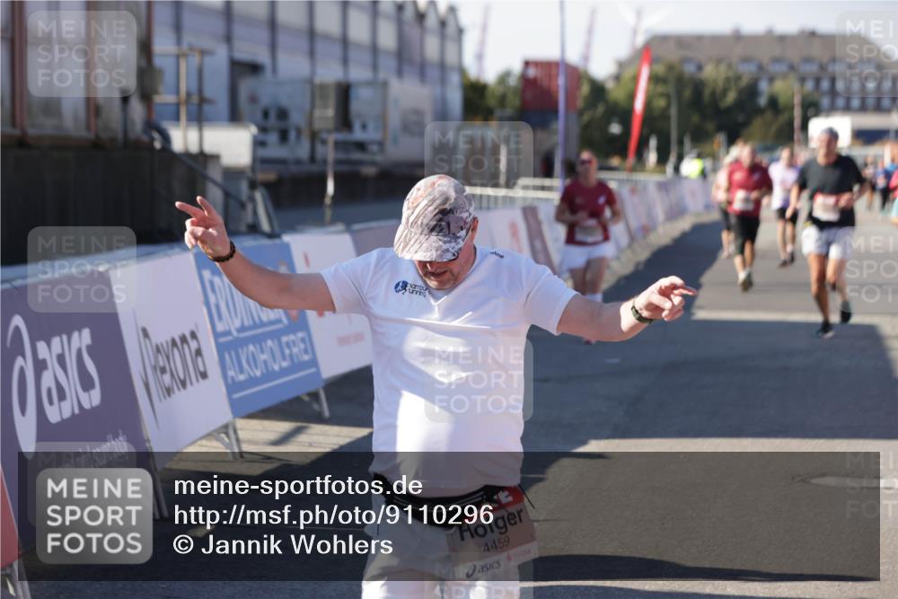 03.10.2025 - Köhlbrandbrückenlauf Jannik Wohlers http://msf.ph/oto/9110296 03.10.2025 13:30:05 Ziel 4459, 5038, 5151, 5153, 5161, 5369, 5398, 5587, 5621, 6570, 6698 meine-sportfotos.de