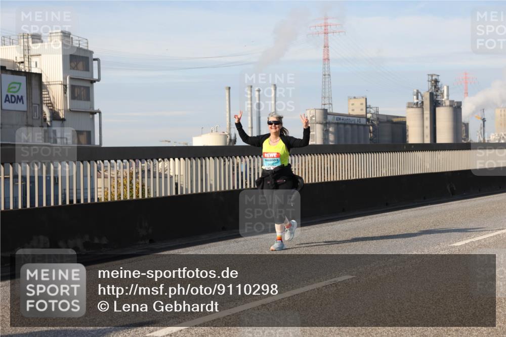03.10.2025 - Köhlbrandbrückenlauf Lena Gebhardt http://msf.ph/oto/9110298 03.10.2025 10:14:59 Position 2 3456 meine-sportfotos.de