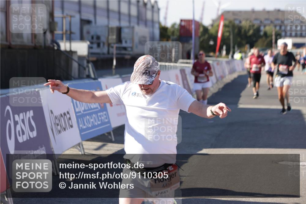 03.10.2025 - Köhlbrandbrückenlauf Jannik Wohlers http://msf.ph/oto/9110305 03.10.2025 13:30:05 Ziel 4459, 5038, 5151, 5153, 5161, 5369, 5398, 5587, 5621, 6570, 6698 meine-sportfotos.de