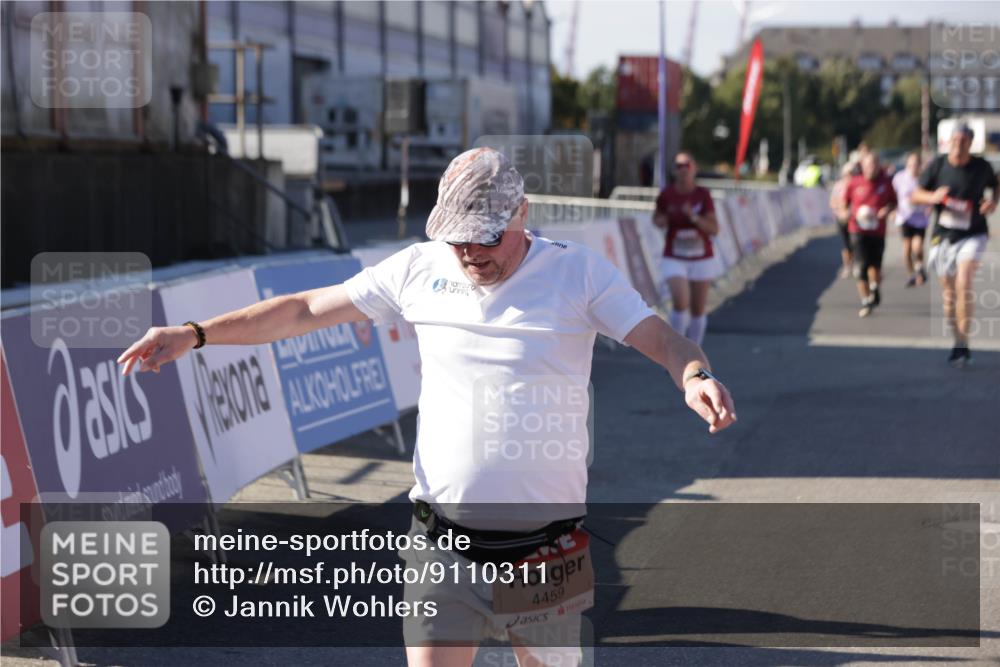 03.10.2025 - Köhlbrandbrückenlauf Jannik Wohlers http://msf.ph/oto/9110311 03.10.2025 13:30:05 Ziel 4459, 5038, 5151, 5153, 5161, 5369, 5398, 5587, 5621, 6570, 6698 meine-sportfotos.de