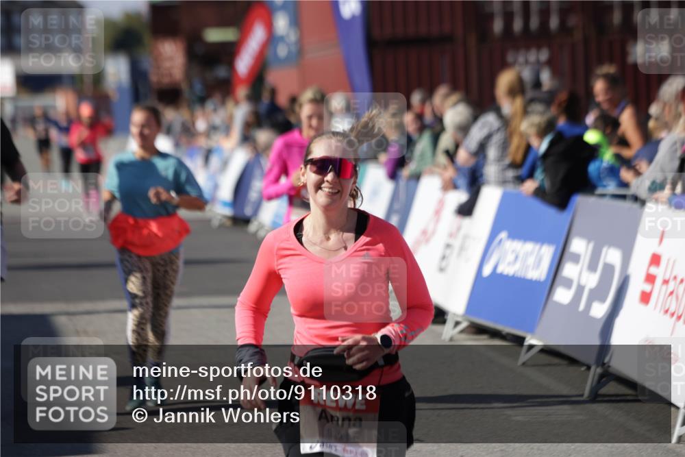 03.10.2025 - Köhlbrandbrückenlauf Jannik Wohlers http://msf.ph/oto/9110318 03.10.2025 13:30:07 Ziel 4459, 5038, 5151, 5153, 5161, 5369, 5398, 6570 meine-sportfotos.de