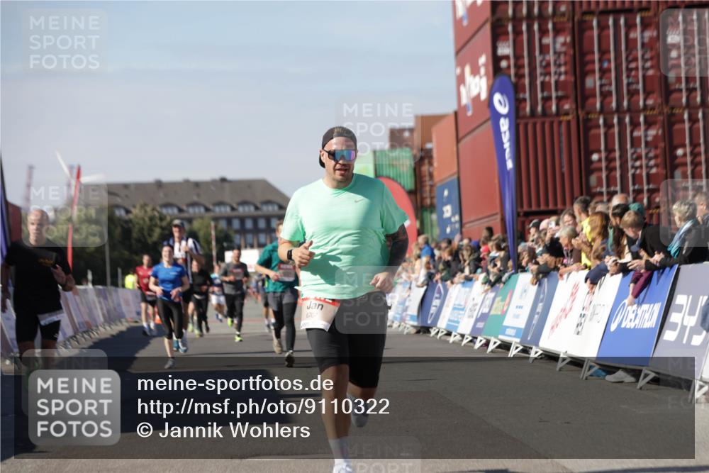 03.10.2025 - Köhlbrandbrückenlauf Jannik Wohlers http://msf.ph/oto/9110322 03.10.2025 13:00:21 Ziel 4020, 4163, 4192, 4250, 4275, 6203, 6236, 6707, 6714, 6760, 6798 meine-sportfotos.de