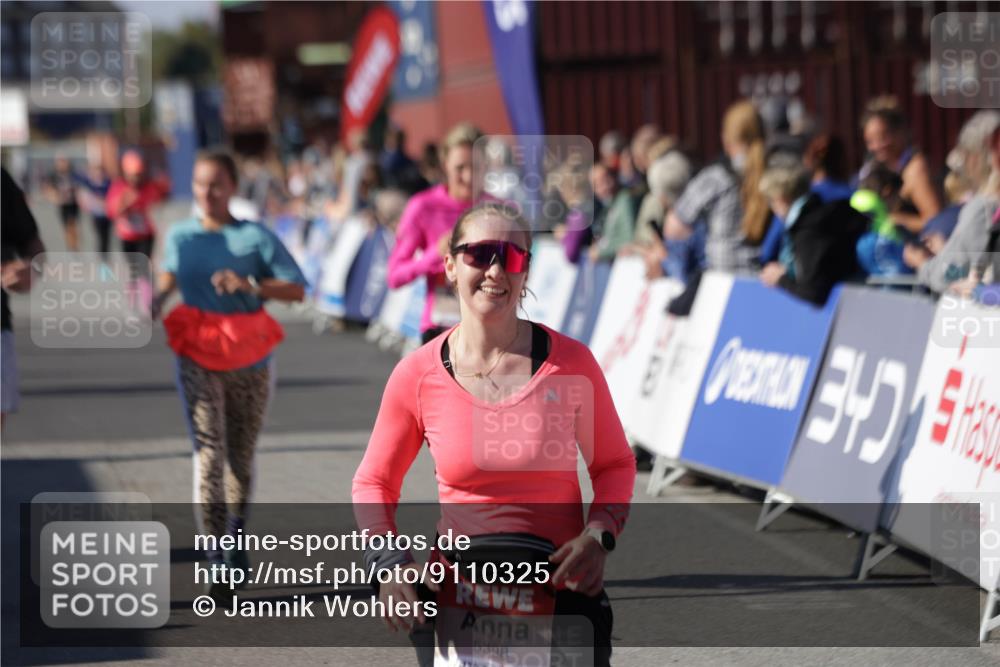 03.10.2025 - Köhlbrandbrückenlauf Jannik Wohlers http://msf.ph/oto/9110325 03.10.2025 13:30:07 Ziel 4459, 5038, 5151, 5153, 5161, 5369, 5398, 6570 meine-sportfotos.de