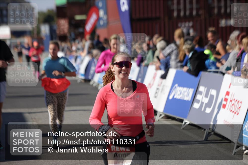 03.10.2025 - Köhlbrandbrückenlauf Jannik Wohlers http://msf.ph/oto/9110331 03.10.2025 13:30:07 Ziel 4459, 5038, 5151, 5153, 5161, 5369, 5398, 6570 meine-sportfotos.de