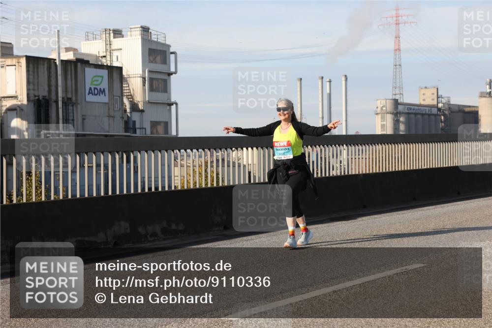 03.10.2025 - Köhlbrandbrückenlauf Lena Gebhardt http://msf.ph/oto/9110336 03.10.2025 10:14:59 Position 2 3456 meine-sportfotos.de
