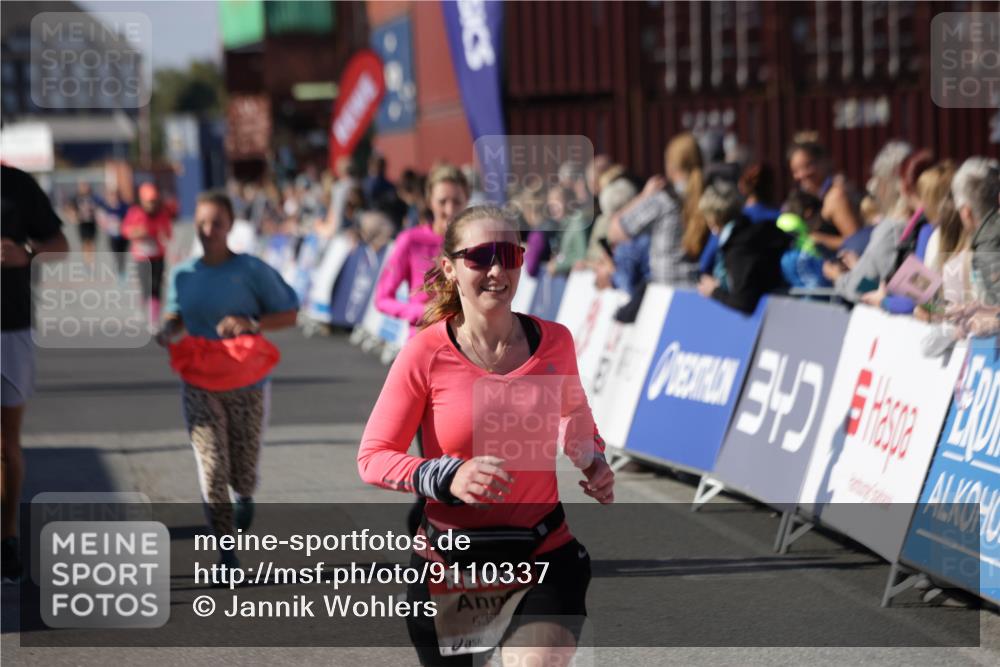 03.10.2025 - Köhlbrandbrückenlauf Jannik Wohlers http://msf.ph/oto/9110337 03.10.2025 13:30:07 Ziel 4459, 5038, 5151, 5153, 5161, 5369, 5398, 6570 meine-sportfotos.de